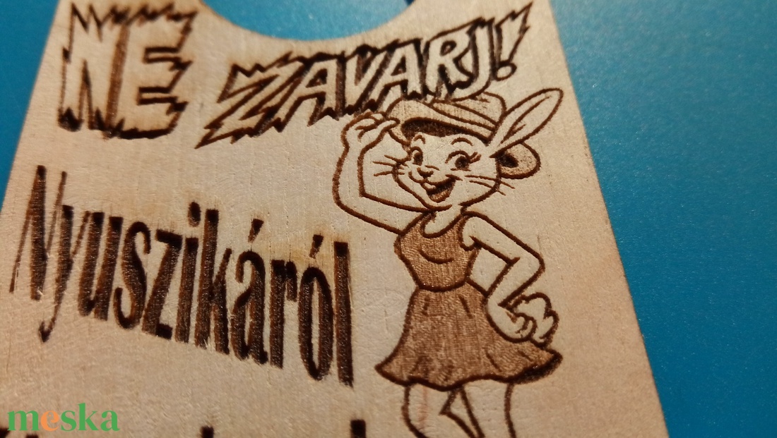 NE ZAVARJ! tábla, nyuszika mintával. Vicces, humoros figyelmeztetés. Ajándék; fiúnak, férfinak, vőlegénynek, barátnak. - esküvő - dekoráció - tábla & jelzés - Meska.hu