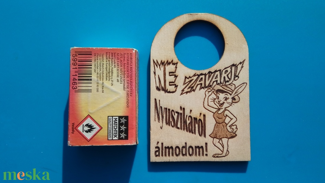 NE ZAVARJ! tábla, nyuszika mintával. Vicces, humoros figyelmeztetés. Ajándék; fiúnak, férfinak, vőlegénynek, barátnak. - esküvő - dekoráció - tábla & jelzés - Meska.hu