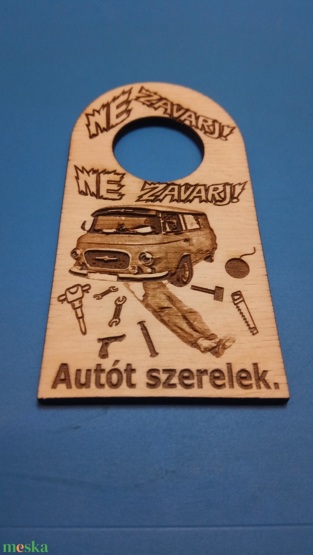 NE ZAVARJ! tábla. Barkas mintával, szerelővel. Oldtimer ajándék, barkasosnak, veteránosnak, fiúnak, férfinak, autósnak. - esküvő - dekoráció - tábla & jelzés - Meska.hu