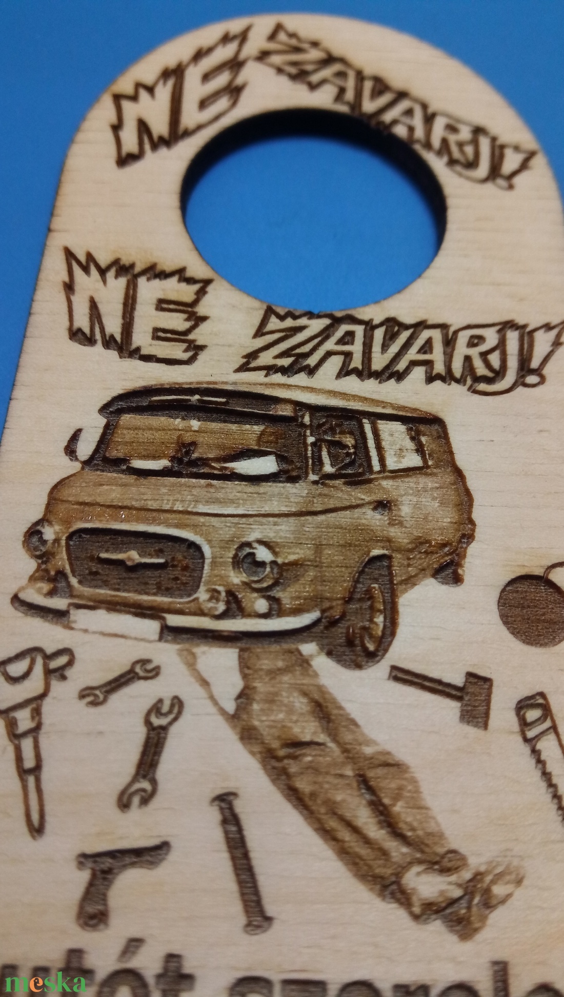 NE ZAVARJ! tábla. Barkas mintával, szerelővel. Oldtimer ajándék, barkasosnak, veteránosnak, fiúnak, férfinak, autósnak. - esküvő - dekoráció - tábla & jelzés - Meska.hu