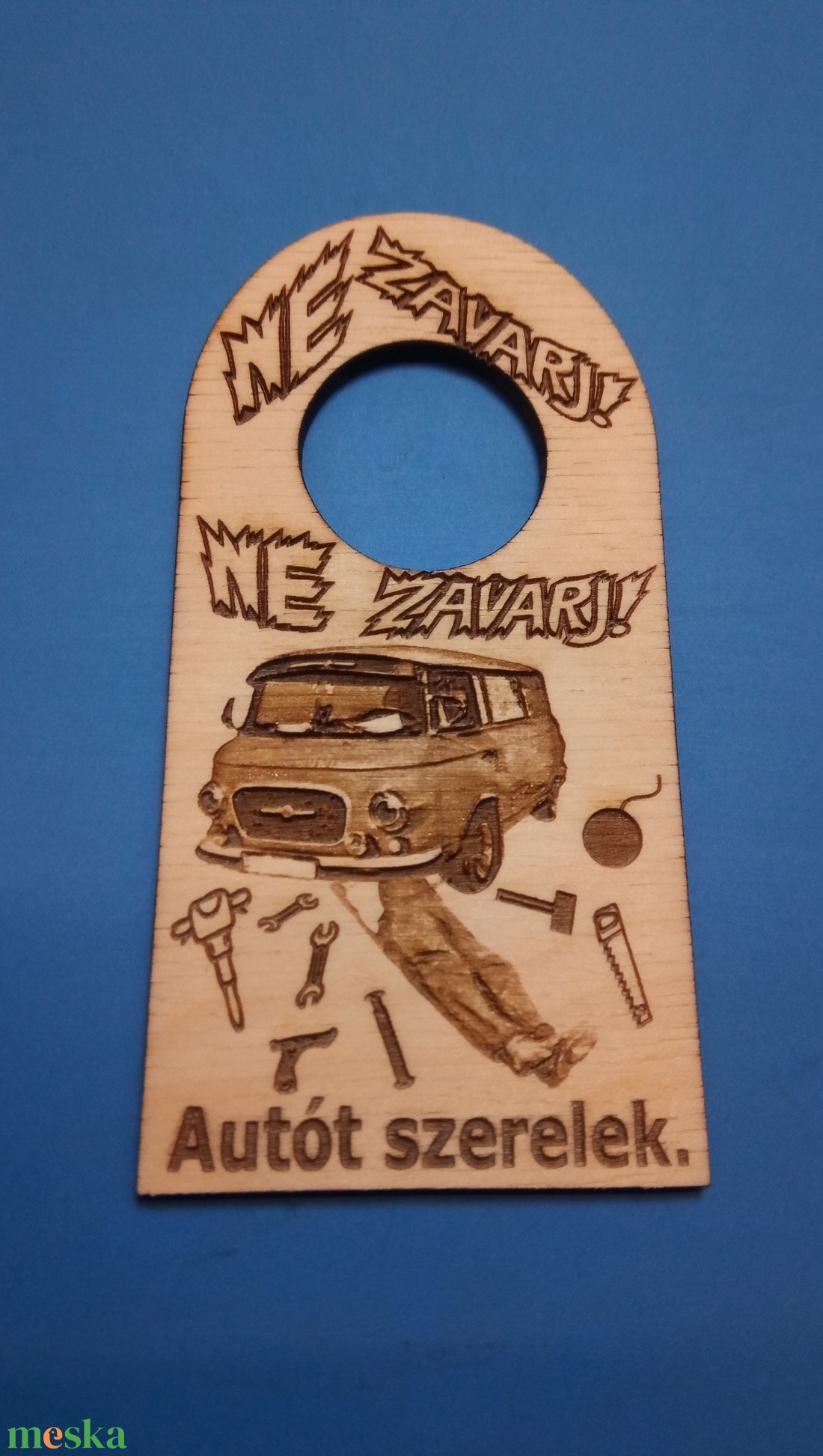 NE ZAVARJ! tábla. Barkas mintával, szerelővel. Oldtimer ajándék, barkasosnak, veteránosnak, fiúnak, férfinak, autósnak. - esküvő - dekoráció - tábla & jelzés - Meska.hu