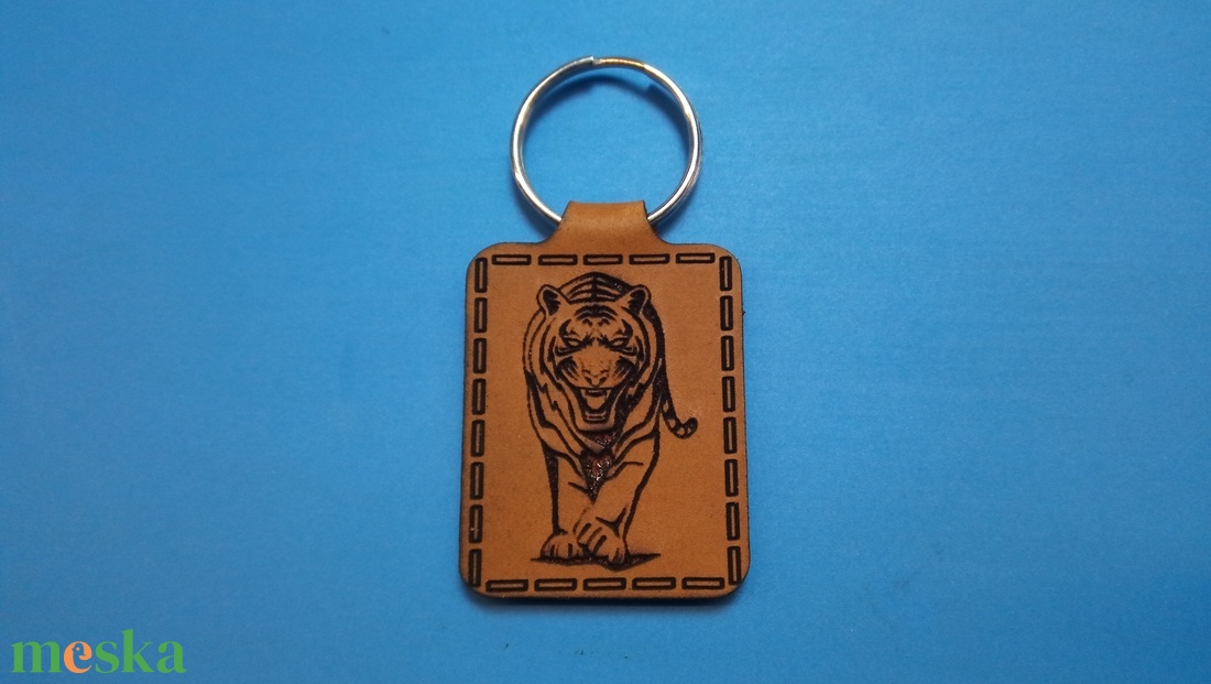 Tigris kulcstartó. Tigrises, nagymacskás mintával készült vadállatos kulcsdisz. Tigrissel mintázott bőr kulcs jelölő. - táska & tok - kulcstartó & táskadísz - kulcstartó - Meska.hu
