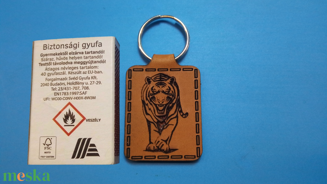 Tigris kulcstartó. Tigrises, nagymacskás mintával készült vadállatos kulcsdisz. Tigrissel mintázott bőr kulcs jelölő. - táska & tok - kulcstartó & táskadísz - kulcstartó - Meska.hu
