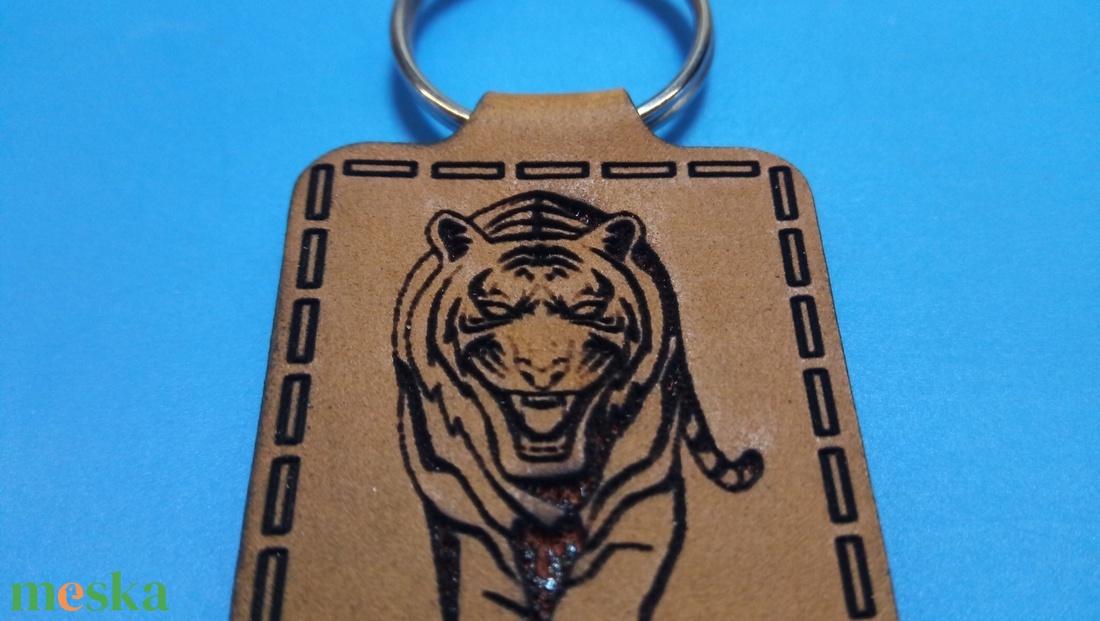 Tigris kulcstartó. Tigrises, nagymacskás mintával készült vadállatos kulcsdisz. Tigrissel mintázott bőr kulcs jelölő. - táska & tok - kulcstartó & táskadísz - kulcstartó - Meska.hu