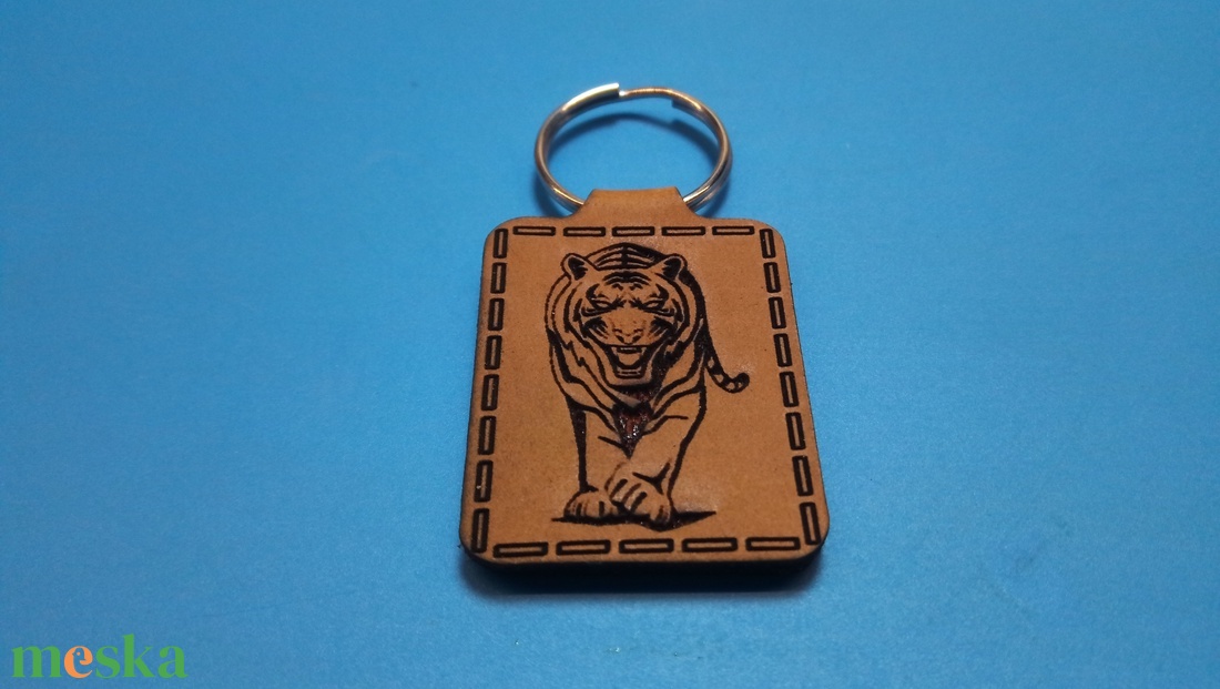 Tigris kulcstartó. Tigrises, nagymacskás mintával készült vadállatos kulcsdisz. Tigrissel mintázott bőr kulcs jelölő. - táska & tok - kulcstartó & táskadísz - kulcstartó - Meska.hu
