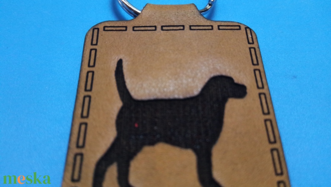 Kutyás kulcstartó. Kutya mintás kulcsdisz, bőr alapra, ajándékba gyereknek, felnőttnek, magadnak, kutyásnak, állatosnak. - táska & tok - kulcstartó & táskadísz - kulcstartó - Meska.hu