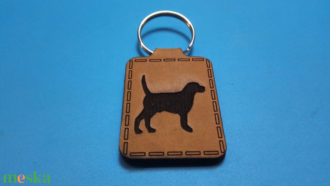 Kutyás kulcstartó. Kutya mintás kulcsdisz, bőr alapra, ajándékba gyereknek, felnőttnek, magadnak, kutyásnak, állatosnak. - táska & tok - kulcstartó & táskadísz - kulcstartó - Meska.hu