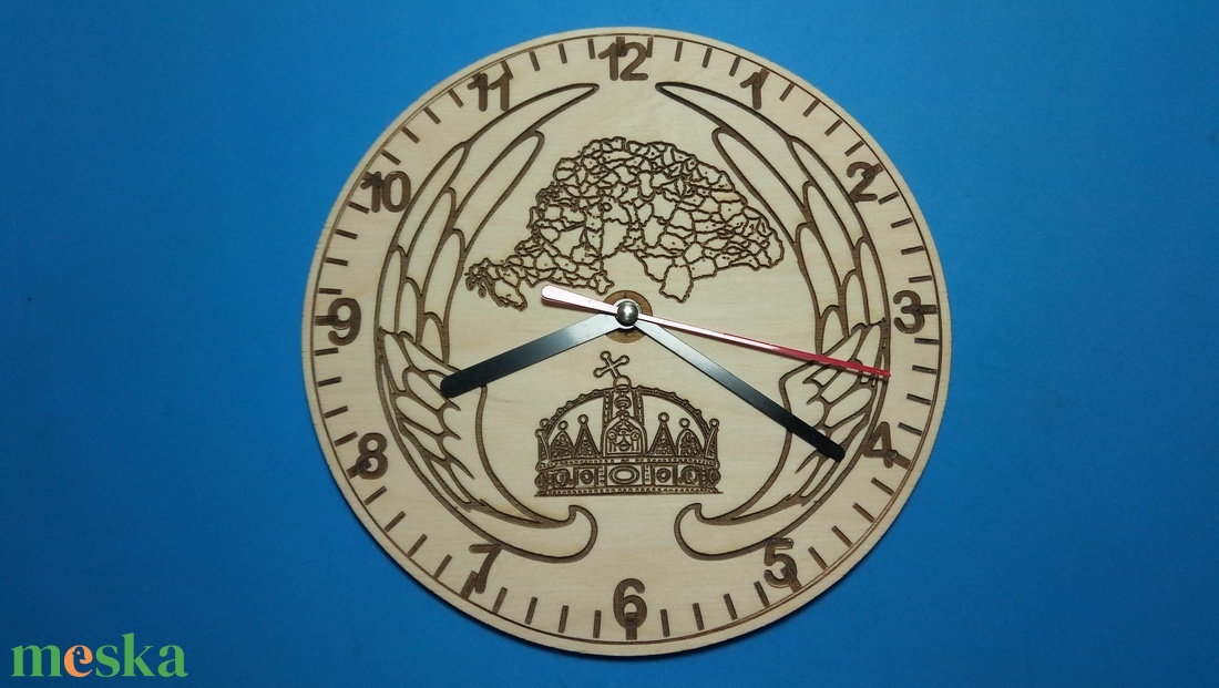 Nagy-Magyarország térkép és korona mintás falióra, angyali ölelésben. Gravírozott, halk járású quarc óra, akasztóval. - otthon & életmód - dekoráció - fali és függő dekoráció - falióra & óra - Meska.hu