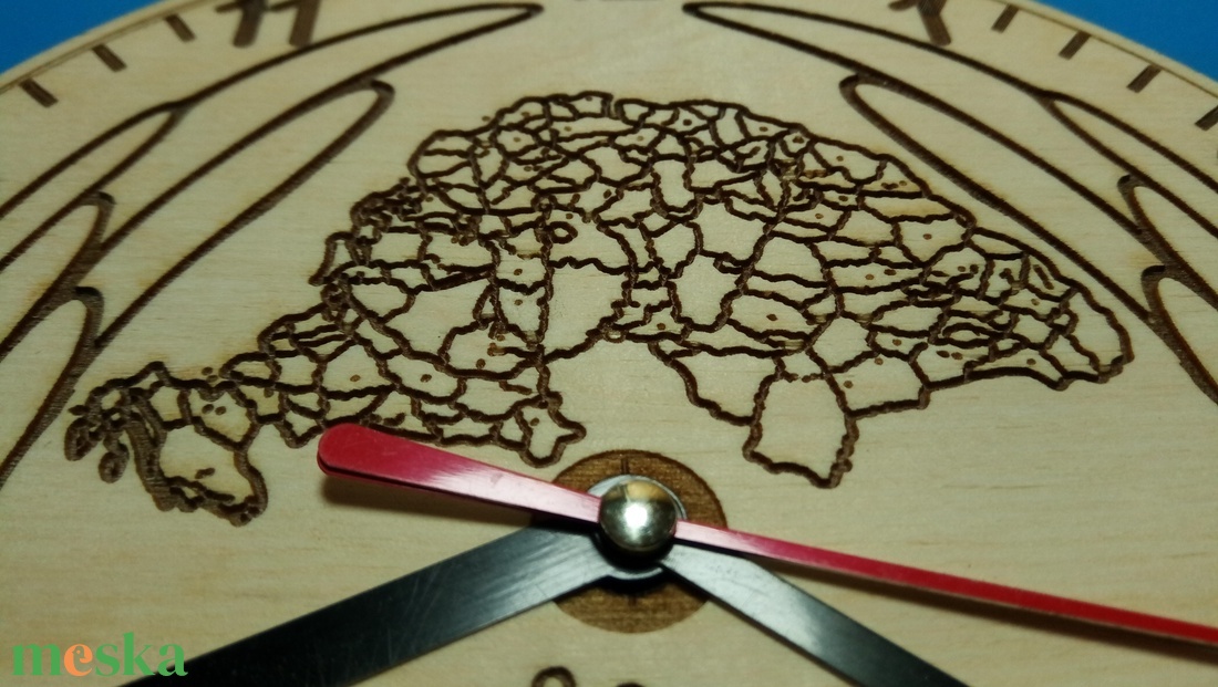 Nagy-Magyarország térkép és korona mintás falióra, angyali ölelésben. Gravírozott, halk járású quarc óra, akasztóval. - otthon & életmód - dekoráció - fali és függő dekoráció - falióra & óra - Meska.hu