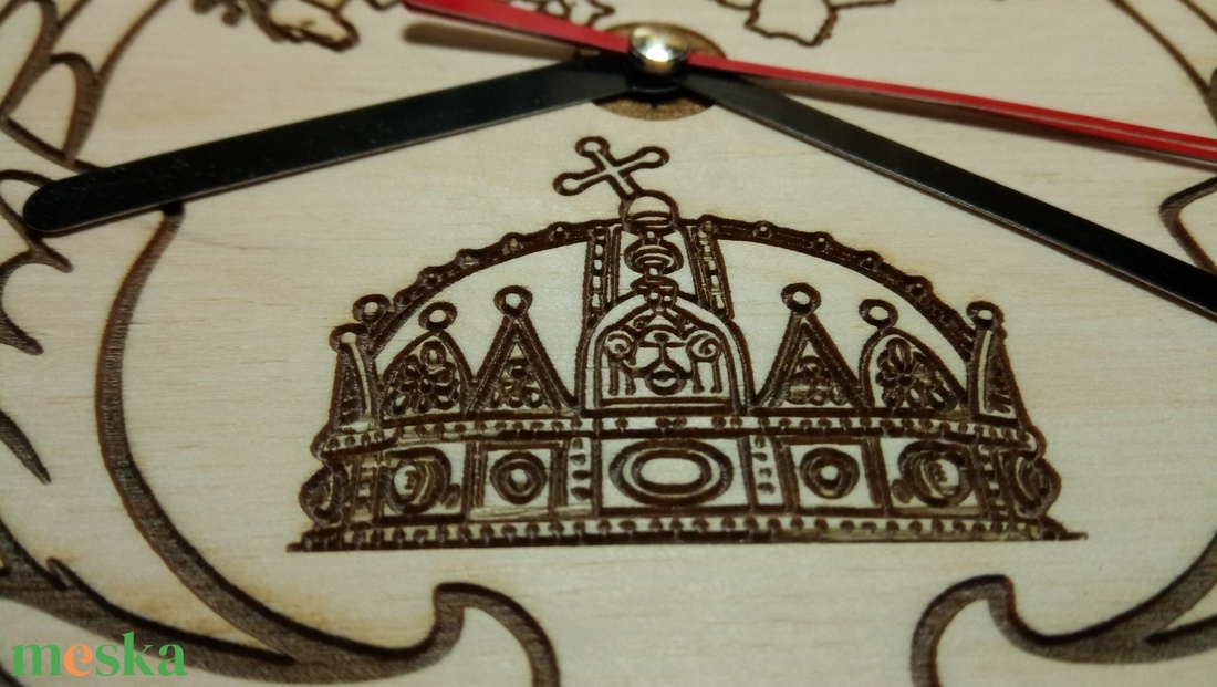 Nagy-Magyarország térkép és korona mintás falióra, angyali ölelésben. Gravírozott, halk járású quarc óra, akasztóval. - otthon & életmód - dekoráció - fali és függő dekoráció - falióra & óra - Meska.hu