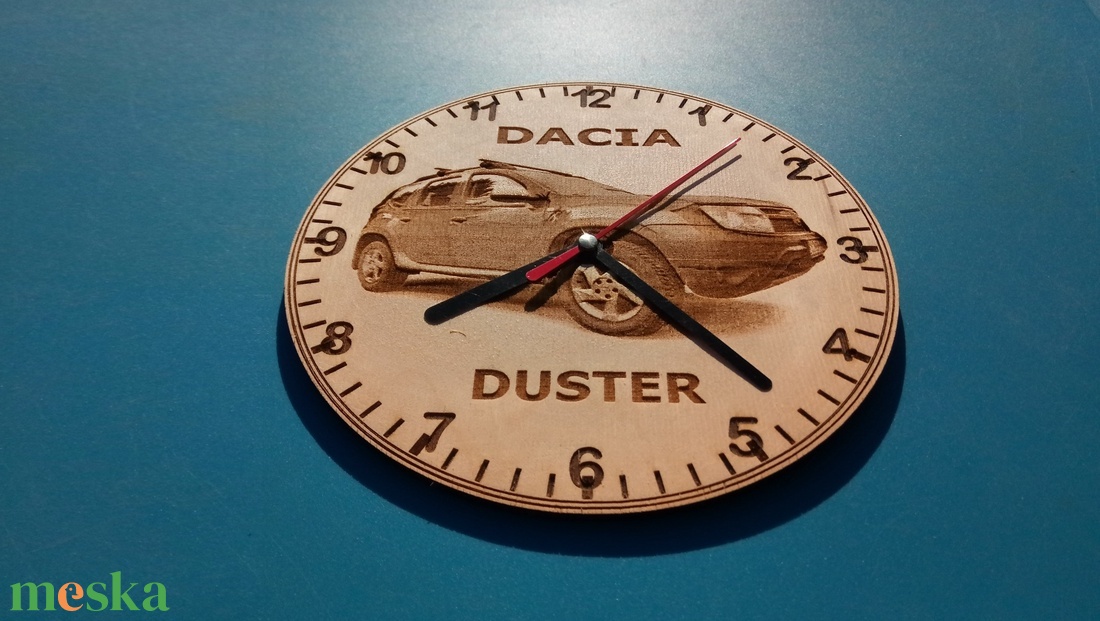 Dacia Duster mintás falióra. Autós quarc óra, daciasnak, férfinak, fiúnak, terepjárósnak ajándékba. Időmérő a garázsba. - otthon & életmód - dekoráció - fali és függő dekoráció - falióra & óra - Meska.hu