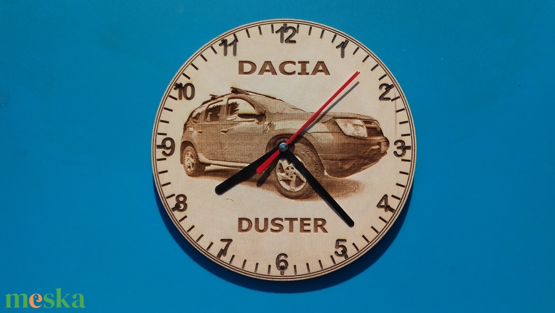 Dacia Duster mintás falióra. Autós quarc óra, daciasnak, férfinak, fiúnak, terepjárósnak ajándékba. Időmérő a garázsba. - otthon & életmód - dekoráció - fali és függő dekoráció - falióra & óra - Meska.hu