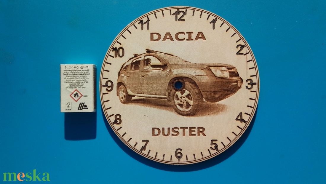 Dacia Duster mintás falióra. Autós quarc óra, daciasnak, férfinak, fiúnak, terepjárósnak ajándékba. Időmérő a garázsba. - otthon & életmód - dekoráció - fali és függő dekoráció - falióra & óra - Meska.hu