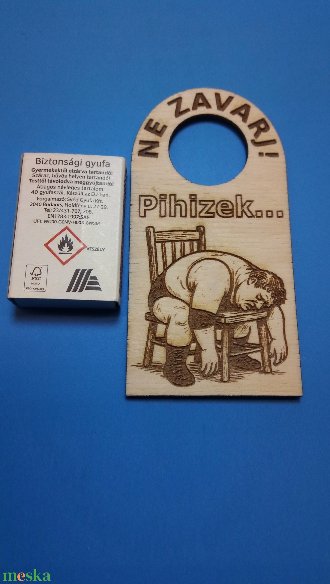 NE ZAVARJ! Pihizek tábla ajtóra, kilincsre. Vicces, humoros Netábla. Pihenni vágyóknak, fáradtaknak, éjszakásoknak. - otthon & életmód - dekoráció - ajtó- és ablak dekoráció - ajtókilincs tábla - Meska.hu