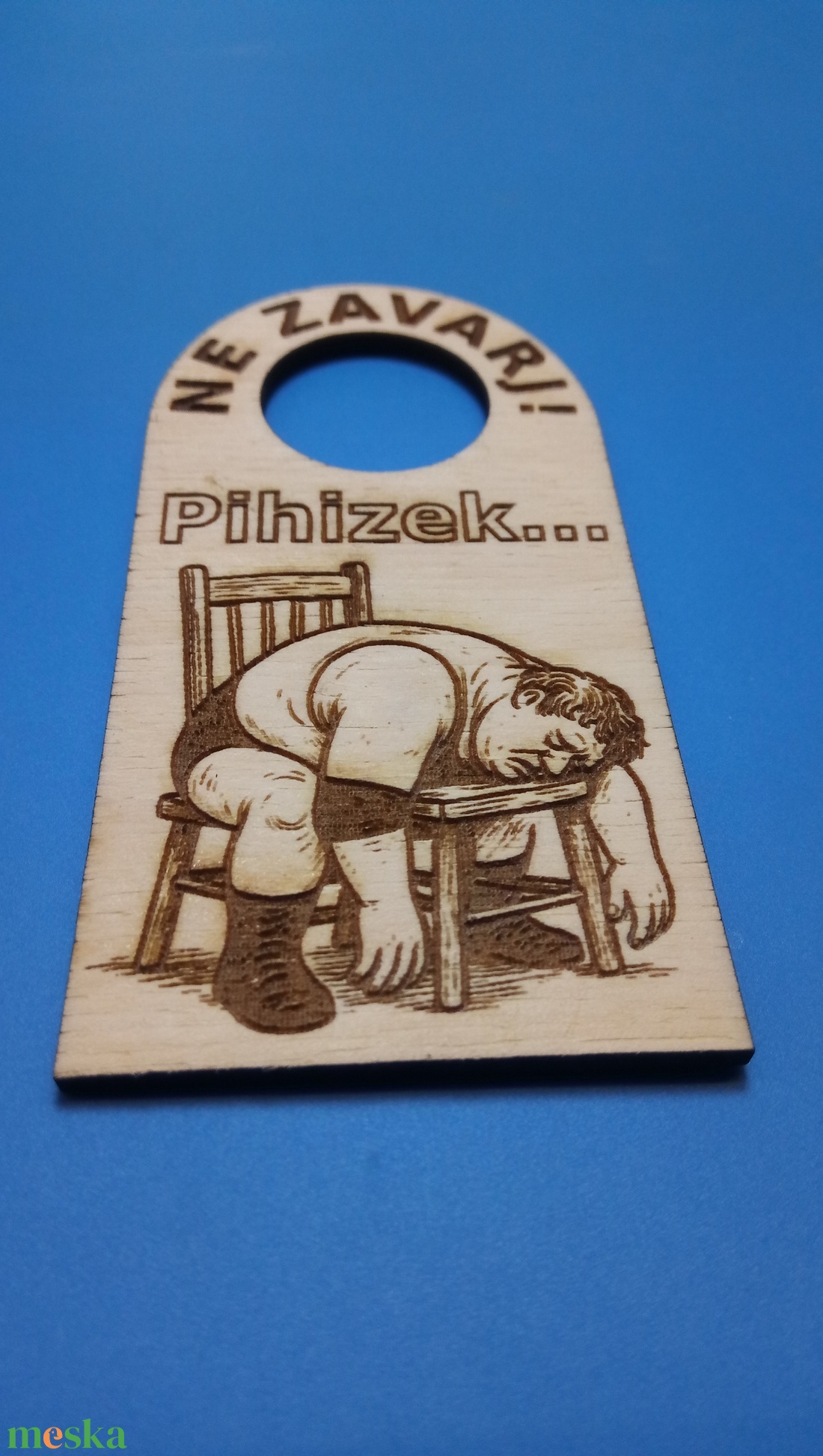 NE ZAVARJ! Pihizek tábla ajtóra, kilincsre. Vicces, humoros Netábla. Pihenni vágyóknak, fáradtaknak, éjszakásoknak. - otthon & életmód - dekoráció - ajtó- és ablak dekoráció - ajtókilincs tábla - Meska.hu