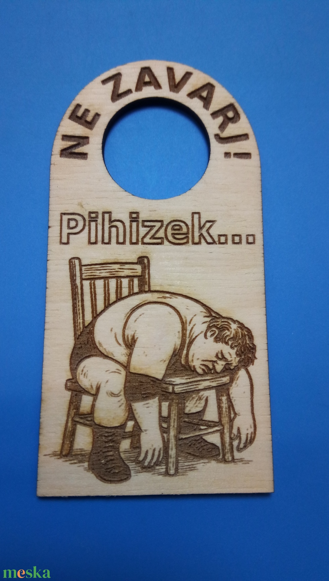 NE ZAVARJ! Pihizek tábla ajtóra, kilincsre. Vicces, humoros Netábla. Pihenni vágyóknak, fáradtaknak, éjszakásoknak. - otthon & életmód - dekoráció - ajtó- és ablak dekoráció - ajtókilincs tábla - Meska.hu