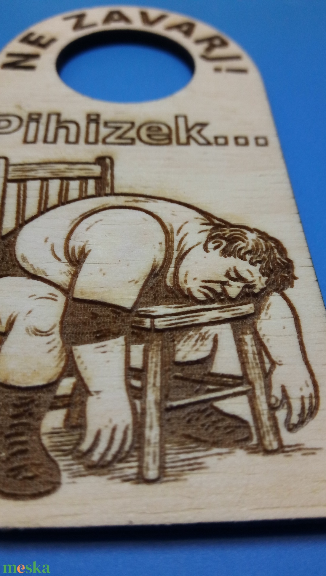 NE ZAVARJ! Pihizek tábla ajtóra, kilincsre. Vicces, humoros Netábla. Pihenni vágyóknak, fáradtaknak, éjszakásoknak. - otthon & életmód - dekoráció - ajtó- és ablak dekoráció - ajtókilincs tábla - Meska.hu