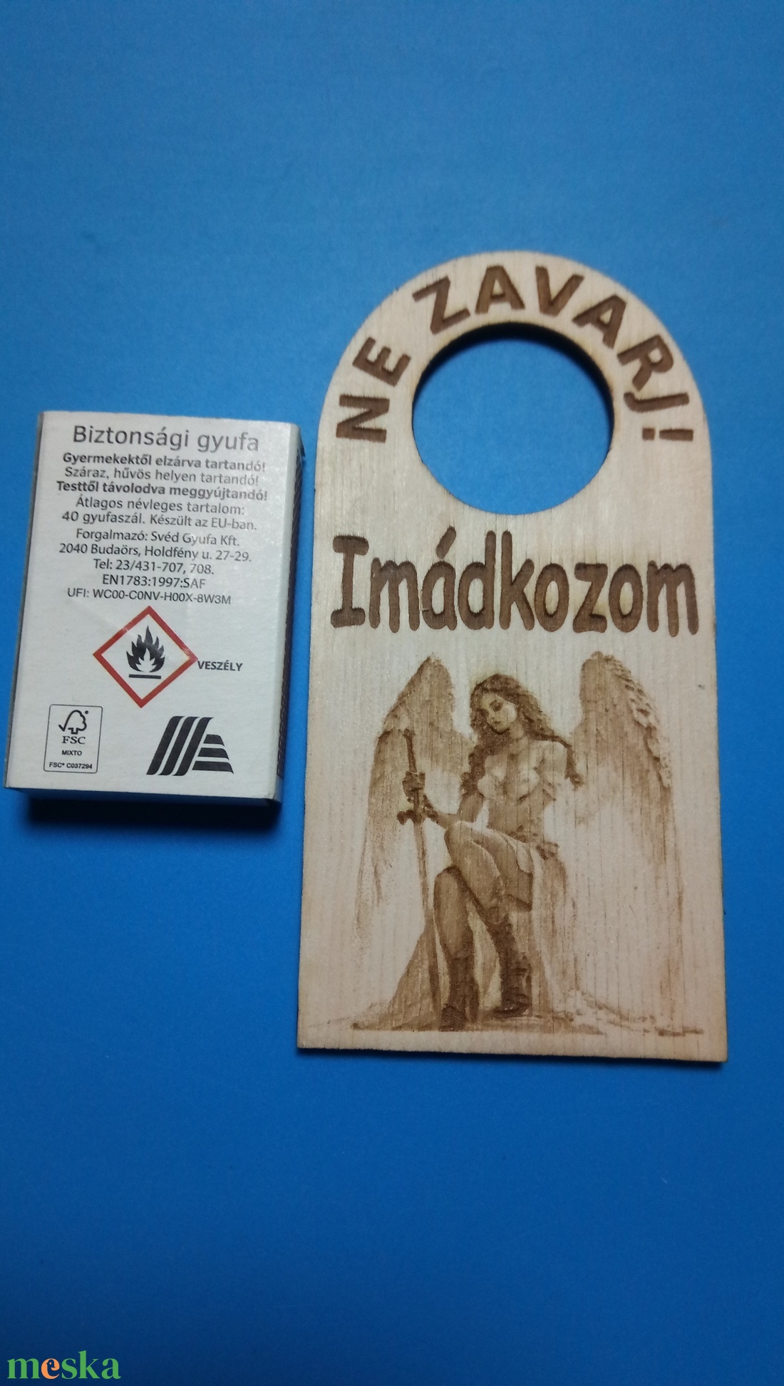 NE ZAVARJ! Imádkozom. tábla. Vicces, humoros Netábla, hívőknek, vallásos érzeműeknek, papoknak, felekezeti tagoknak. - esküvő - dekoráció - tábla & jelzés - Meska.hu