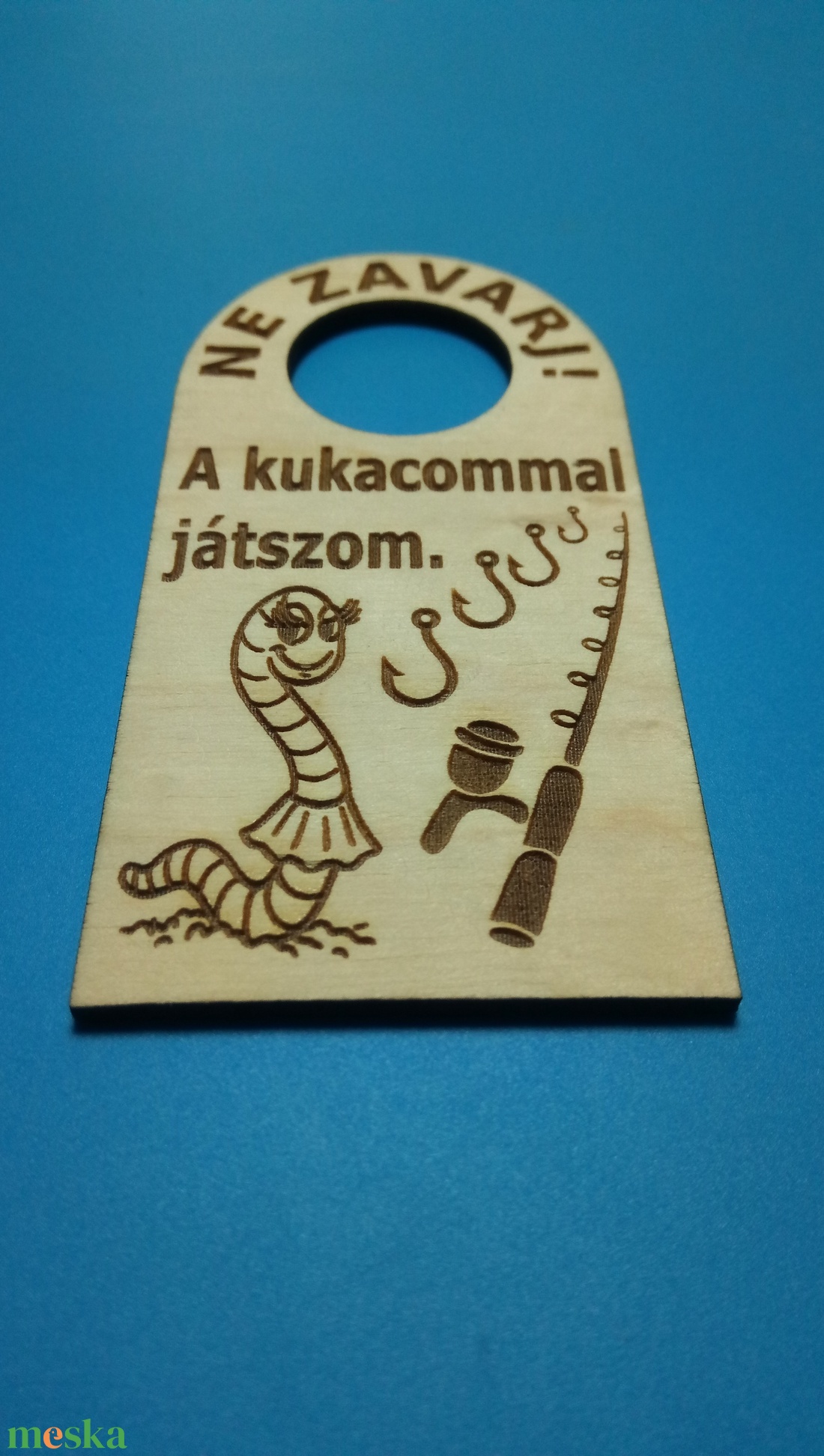 NE ZAVARJ! Netábla Vicces kukaccal, mely a kukaccal játszadozást védi. Horgásznak, pecásnak, fiúnak, férfinak ajándékba. - esküvő - dekoráció - tábla & jelzés - Meska.hu