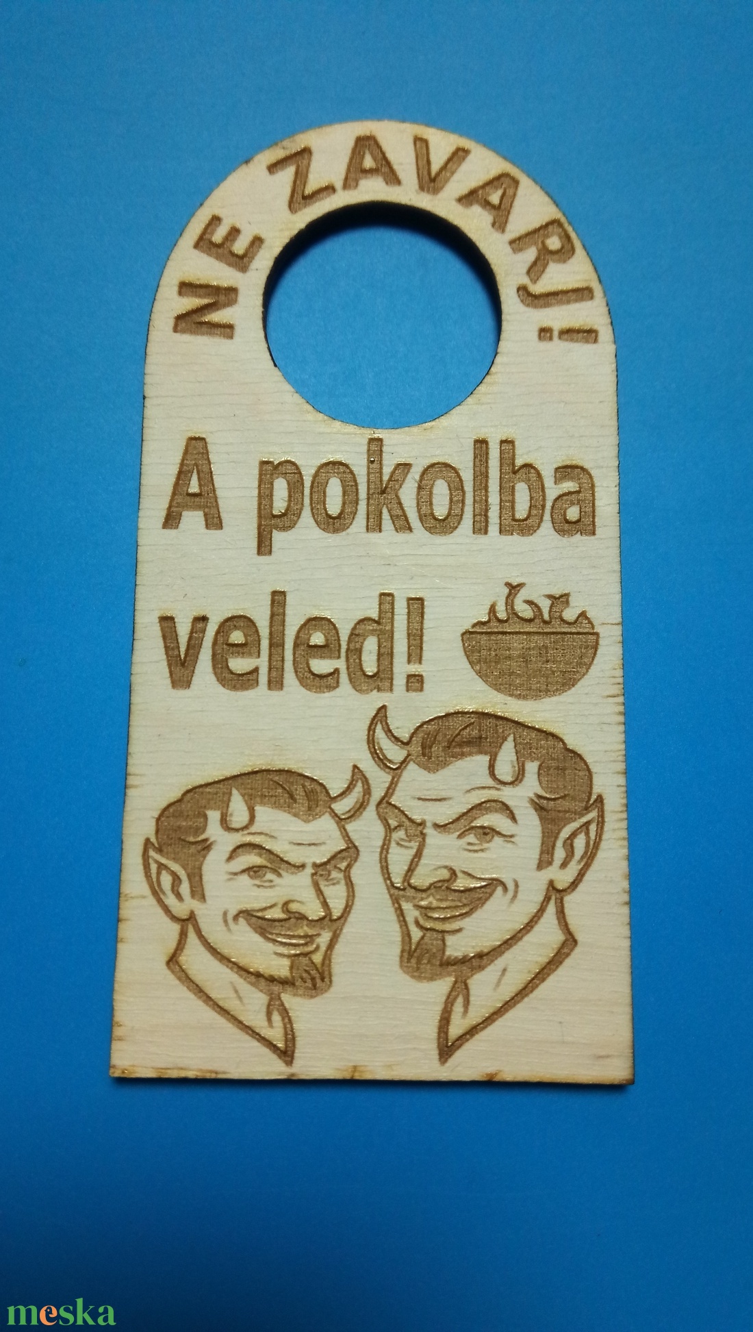 NE ZAVARJ! Pokolba veled! feliratú Netábla. Vicces ördöggel, pokoli humorral, kénköves gravírozással, vidám ajándéknak. - esküvő - dekoráció - tábla & jelzés - Meska.hu