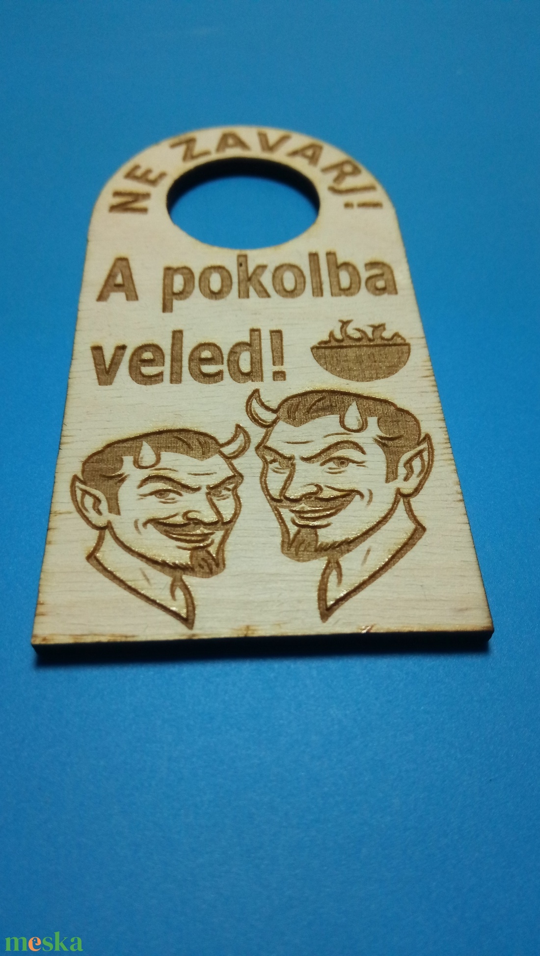 NE ZAVARJ! Pokolba veled! feliratú Netábla. Vicces ördöggel, pokoli humorral, kénköves gravírozással, vidám ajándéknak. - esküvő - dekoráció - tábla & jelzés - Meska.hu