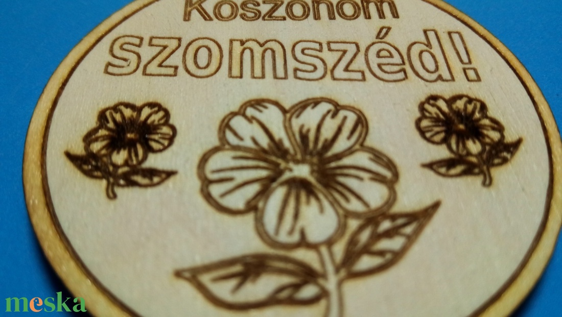 Köszönöm szomszéd! Hűtőmágnes. Köszönet nyilvánítás kedves szomszédúnknak a segítségért, amit adott. Lány verzió. - otthon & életmód - konyhafelszerelés, tálalás - konyhai dekoráció - hűtőmágnes - Meska.hu