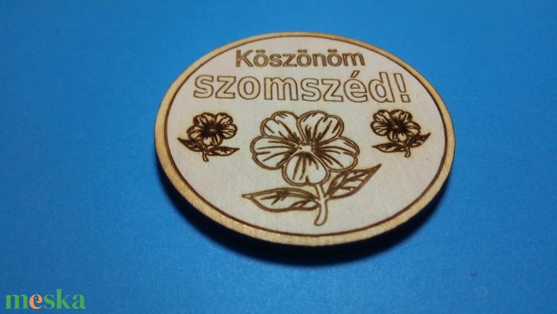 Köszönöm szomszéd! Hűtőmágnes. Köszönet nyilvánítás kedves szomszédúnknak a segítségért, amit adott. Lány verzió. - otthon & életmód - konyhafelszerelés, tálalás - konyhai dekoráció - hűtőmágnes - Meska.hu