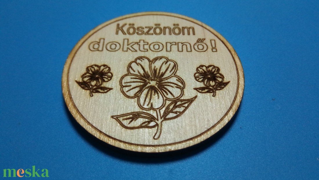 Köszönöm doktornő! Ajándék hűtőmágnes. Köszönet nyilvánítás a kedves dokinak a segítségért. - otthon & életmód - konyhafelszerelés, tálalás - konyhai dekoráció - hűtőmágnes - Meska.hu