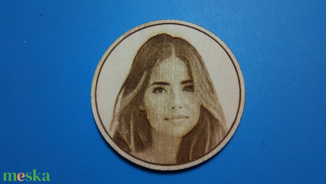 Egyedi Portré gravírozás saját fénykép alapján, hűtőmágnes-re. Szívből jövő ajándék gyermekednek, rokonnak, ismerősnek.1 - otthon & életmód - konyhafelszerelés, tálalás - konyhai dekoráció - hűtőmágnes - Meska.hu