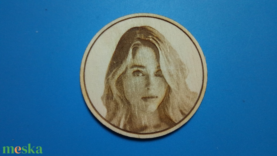 Egyedi Portré gravírozás saját fénykép alapján, hűtőmágnes-re. Szívből jövő ajándék gyermekednek, rokonnak, ismerősnek.2 - otthon & életmód - konyhafelszerelés, tálalás - konyhai dekoráció - hűtőmágnes - Meska.hu