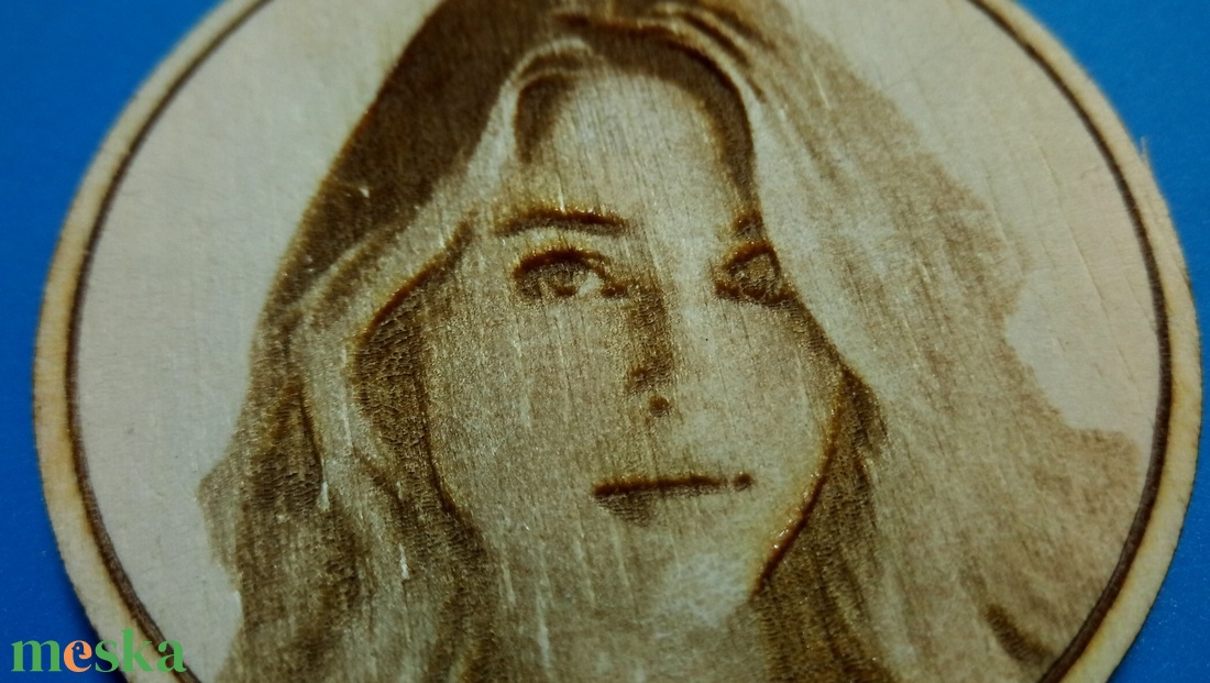 Egyedi Portré gravírozás saját fénykép alapján, hűtőmágnes-re. Szívből jövő ajándék gyermekednek, rokonnak, ismerősnek.2 - otthon & életmód - konyhafelszerelés, tálalás - konyhai dekoráció - hűtőmágnes - Meska.hu