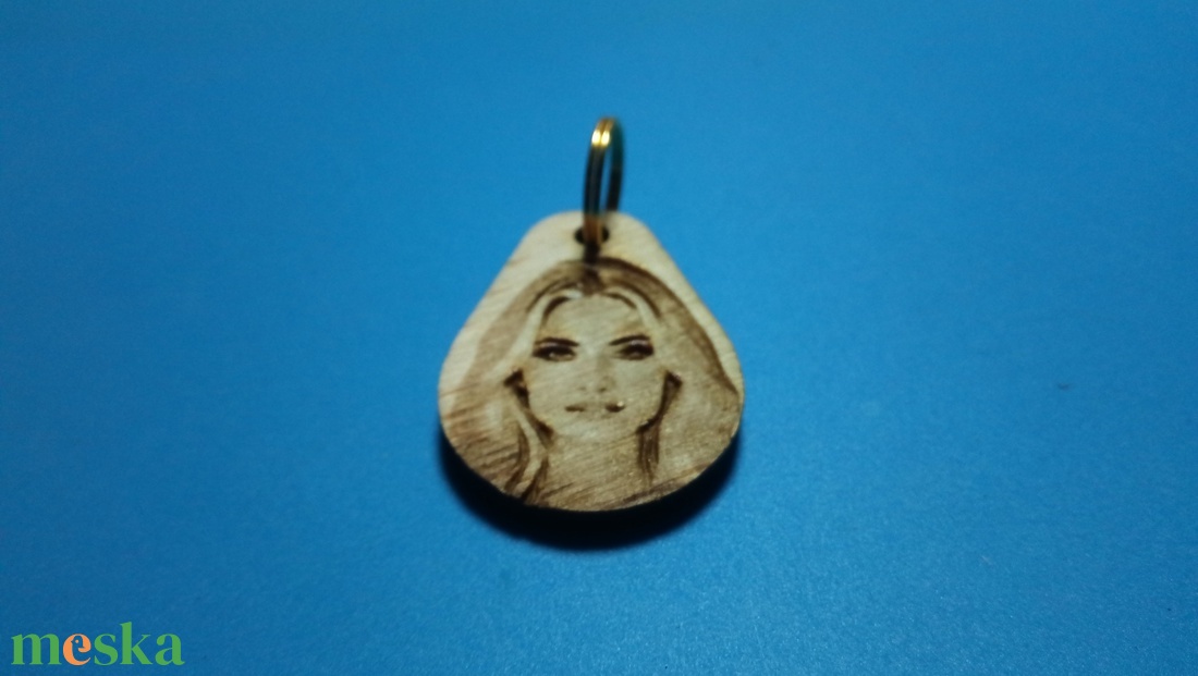 Valentin-napi ajándék. Portré kulcstartó, szerelmed képével egyedileg elkészítve. (A minta női arc is megvásárolható.) 4 - táska & tok - kulcstartó & táskadísz - kulcstartó - Meska.hu