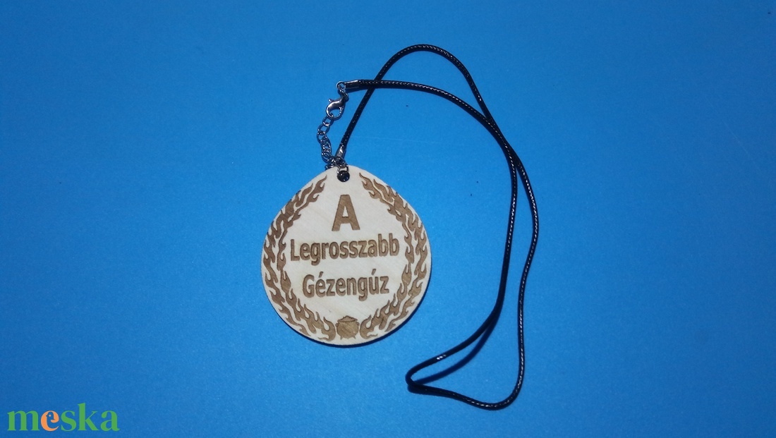 Humoros medál, gyerek dícséretével. Egyedi ajándék gyermekednek, keresztfiadnak, szomszédnak. A legrosszabb Gézengúz - ékszer - nyaklánc - medálos nyaklánc - Meska.hu