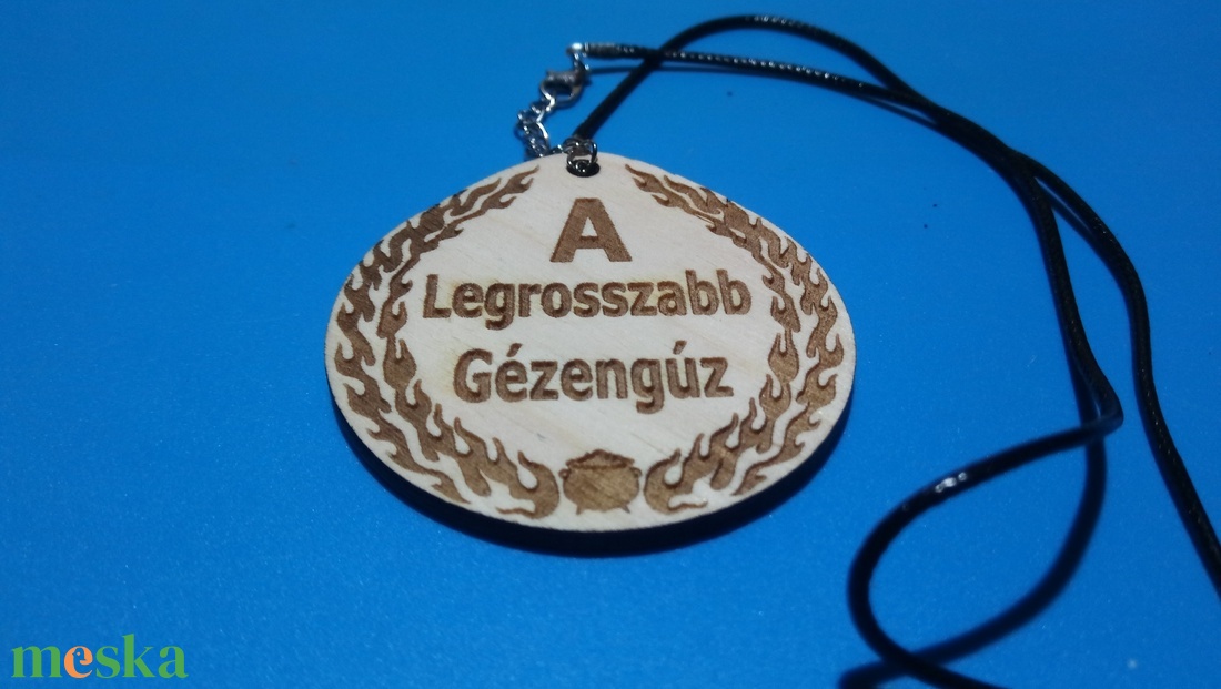 Humoros medál, gyerek dícséretével. Egyedi ajándék gyermekednek, keresztfiadnak, szomszédnak. A legrosszabb Gézengúz - ékszer - nyaklánc - medálos nyaklánc - Meska.hu