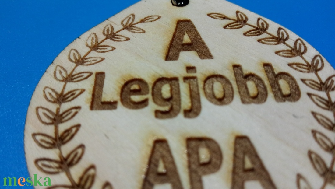 Humoros medál, apák dícséretével. Egyedi szülőköszöntő ajándék apának, apunak, apucinak, faternak. ;-) A legjobb apa - ékszer - nyaklánc - medálos nyaklánc - Meska.hu