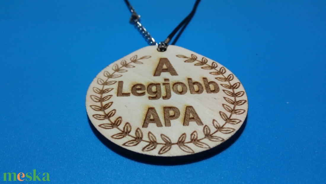 Humoros medál, apák dícséretével. Egyedi szülőköszöntő ajándék apának, apunak, apucinak, faternak. ;-) A legjobb apa - ékszer - nyaklánc - medálos nyaklánc - Meska.hu