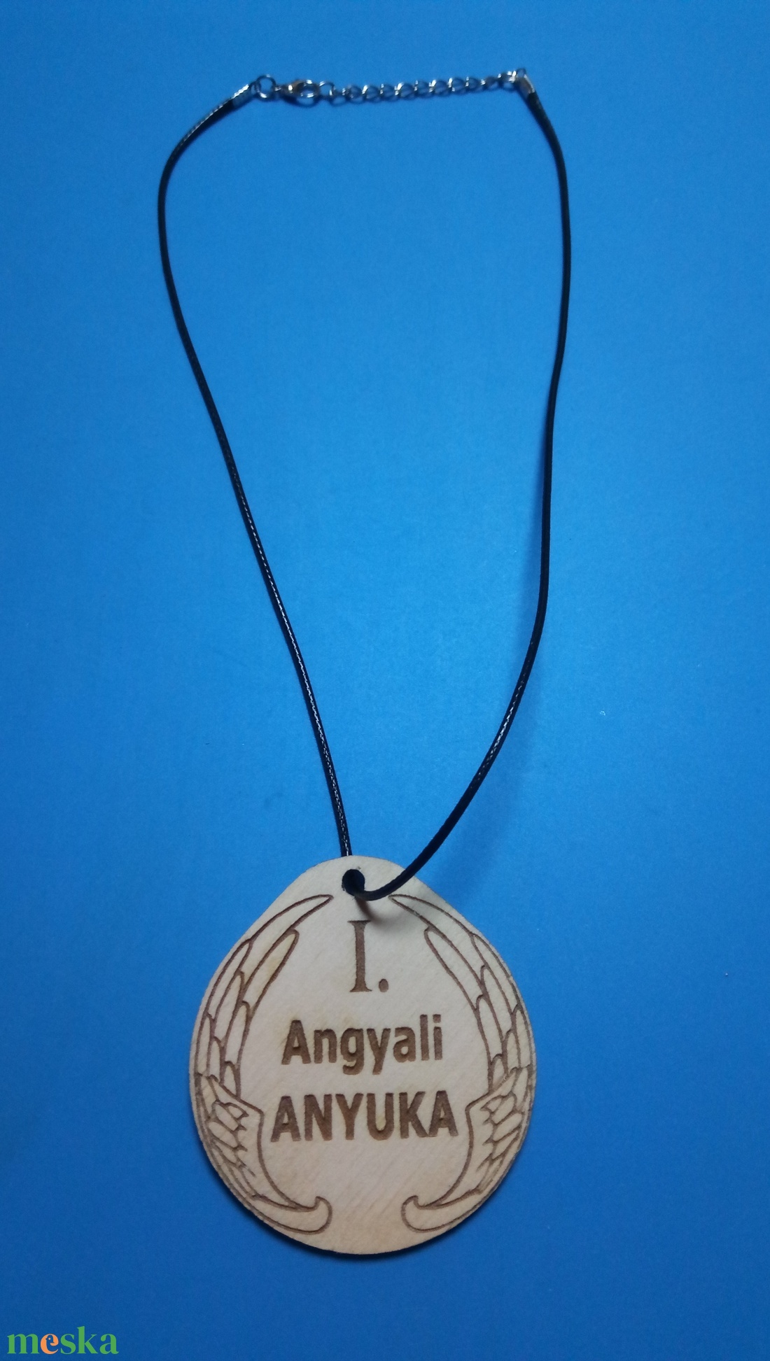 Humoros medál, anyukák dícséretével. Egyedi ajándék anyukának, anyának, anyunak. Angyali anyuka  aranyérem. Húsvétra. - ékszer - nyaklánc - medálos nyaklánc - Meska.hu