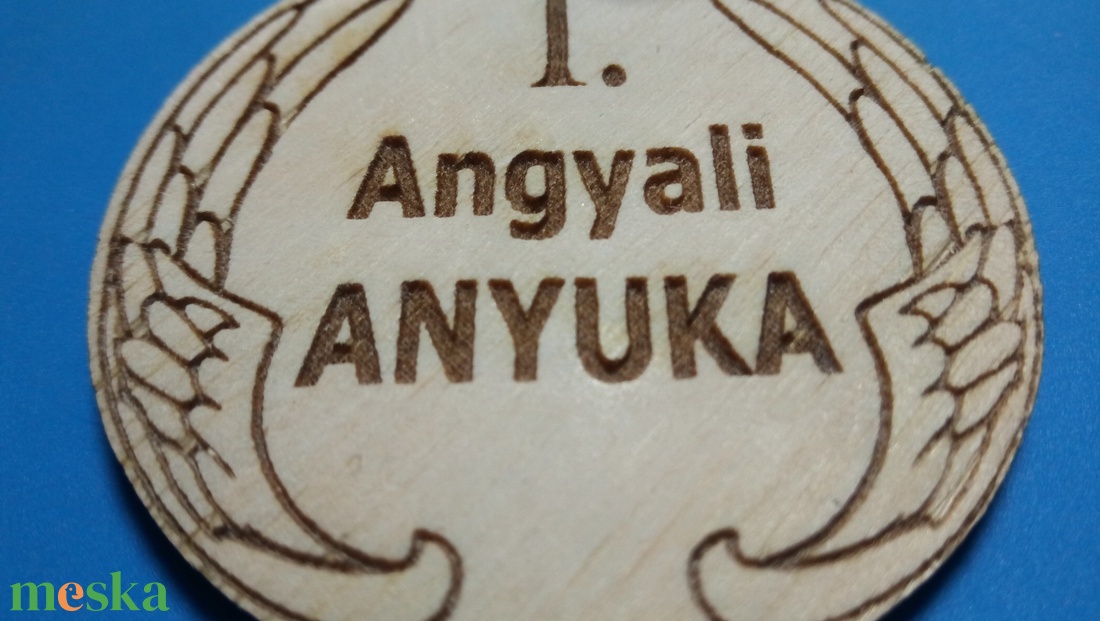 Humoros medál, anyukák dícséretével. Egyedi ajándék anyukának, anyának, anyunak. Angyali anyuka  aranyérem. Húsvétra. - ékszer - nyaklánc - medálos nyaklánc - Meska.hu