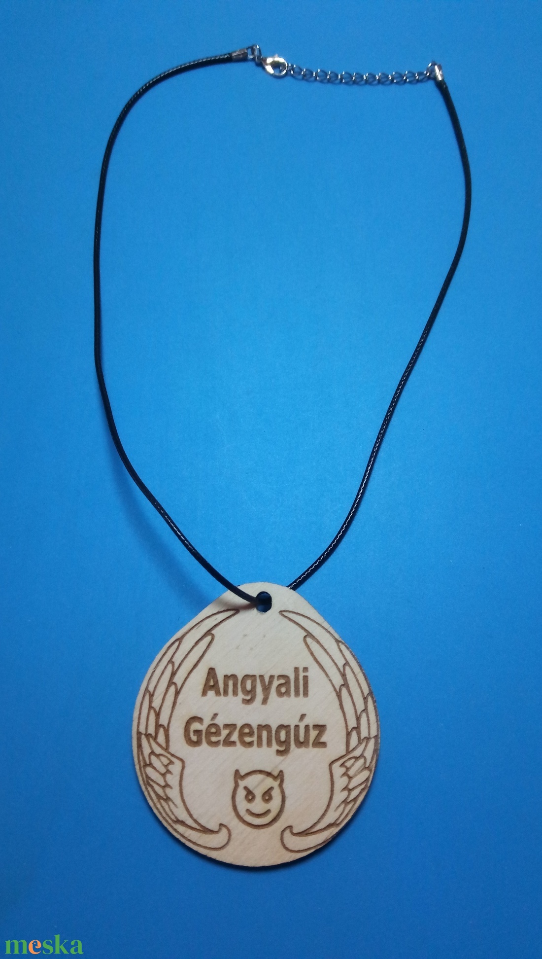 Humoros medál, gyerek dícséretével. Egyedi ajándék gyermeknek, keresztfiúnak, szomszédnak. Angyali Gézengúz - ékszer - nyaklánc - medálos nyaklánc - Meska.hu