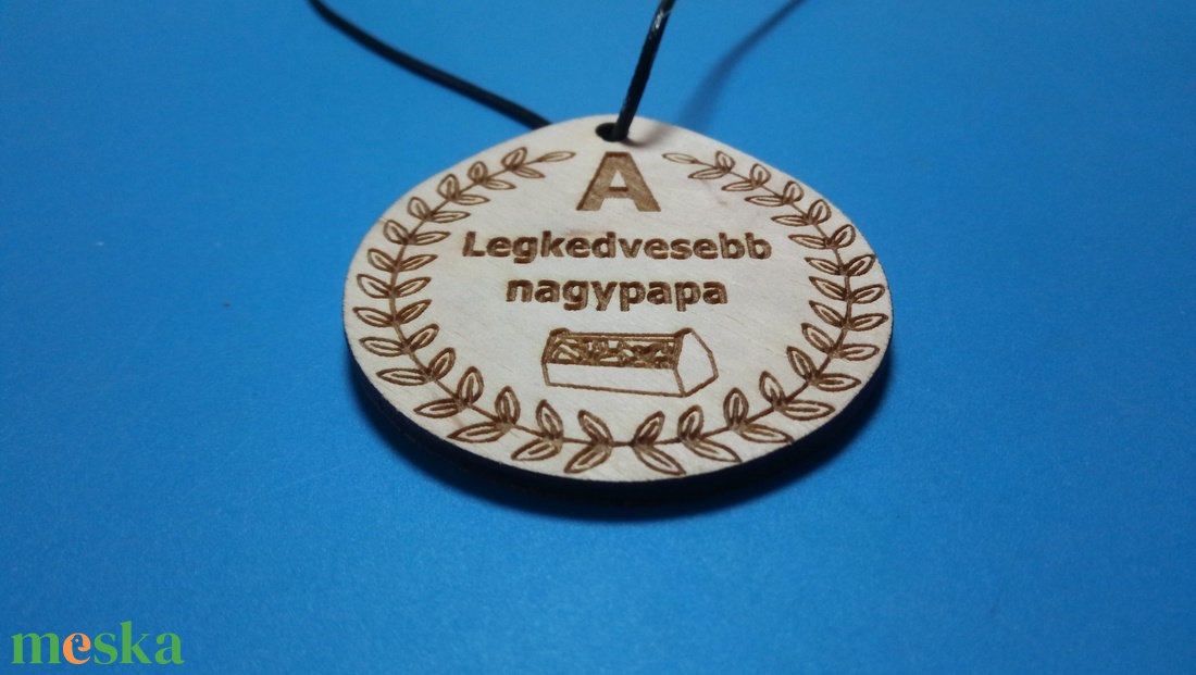 Humoros medál, nagypapa dícséretével. Egyedi nagyszülőköszöntő ajándék nagyapának.  A legkedvesebb nagypapa - ékszer - nyaklánc - medálos nyaklánc - Meska.hu