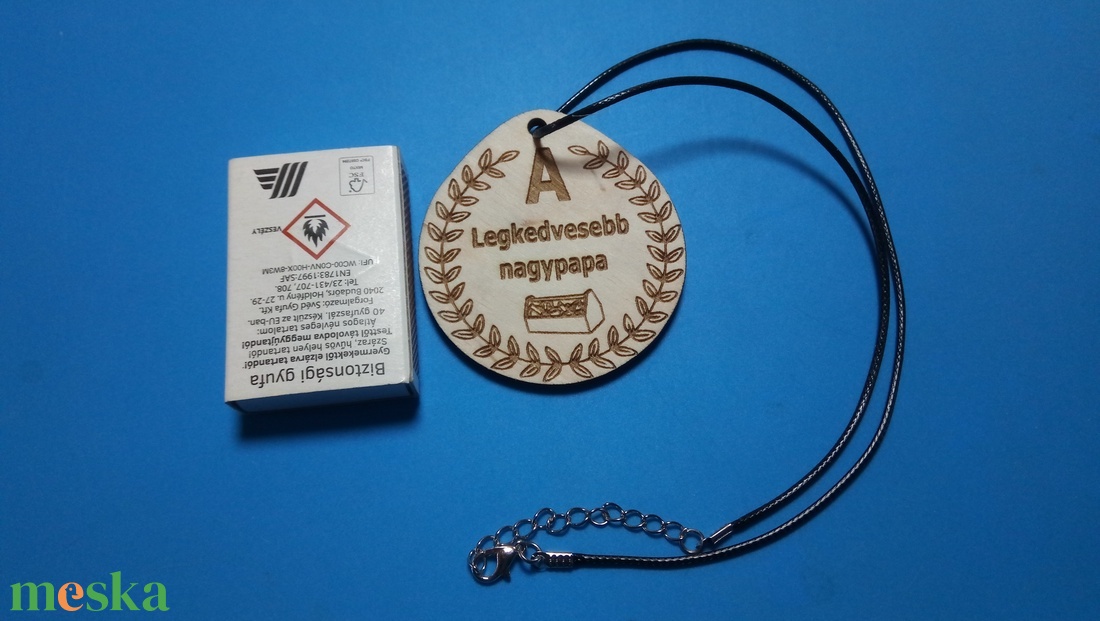 Humoros medál, nagypapa dícséretével. Egyedi nagyszülőköszöntő ajándék nagyapának.  A legkedvesebb nagypapa - ékszer - nyaklánc - medálos nyaklánc - Meska.hu