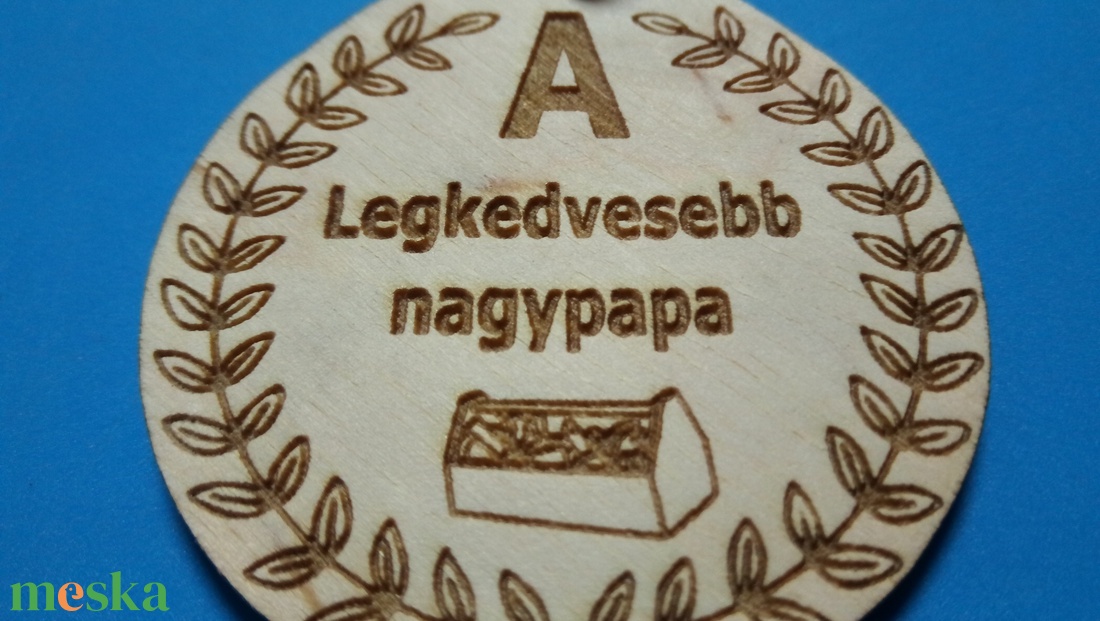 Humoros medál, nagypapa dícséretével. Egyedi nagyszülőköszöntő ajándék nagyapának.  A legkedvesebb nagypapa - ékszer - nyaklánc - medálos nyaklánc - Meska.hu