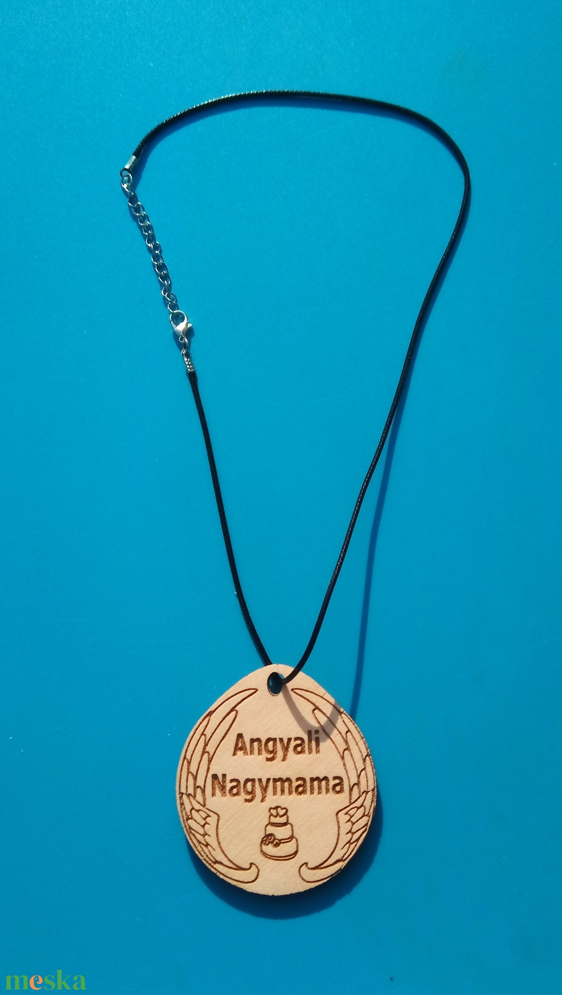 Humoros medál, nagymamák dícséretével. Egyedi, szívből jövő ajándék nagymamának, mamának, nagyinak.  Angyali nagymama  - ékszer - nyaklánc - medálos nyaklánc - Meska.hu