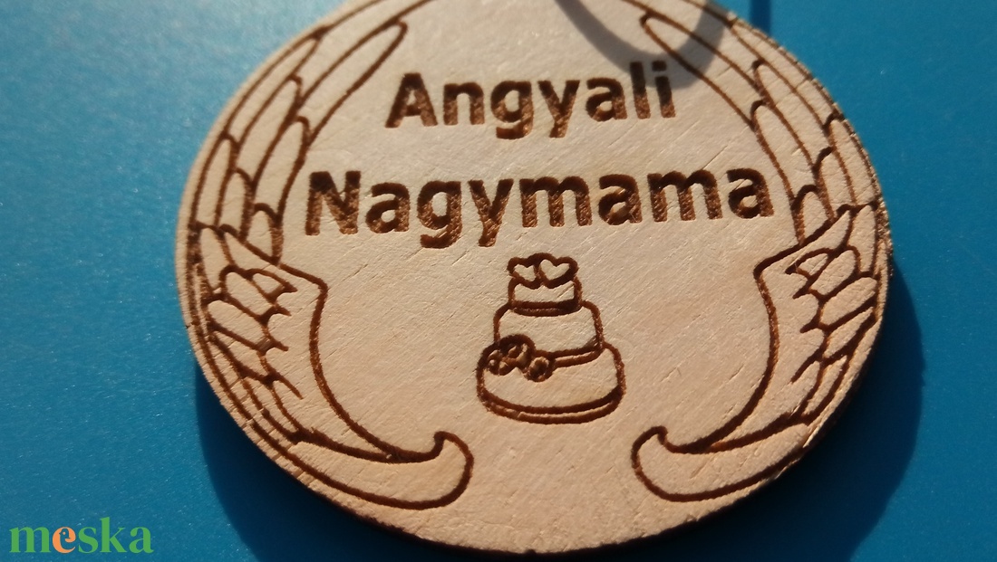 Humoros medál, nagymamák dícséretével. Egyedi, szívből jövő ajándék nagymamának, mamának, nagyinak.  Angyali nagymama  - ékszer - nyaklánc - medálos nyaklánc - Meska.hu