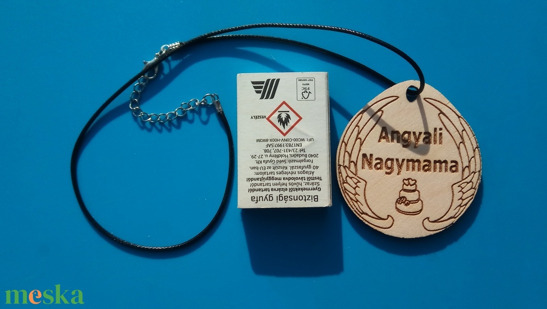 Humoros medál, nagymamák dícséretével. Egyedi, szívből jövő ajándék nagymamának, mamának, nagyinak.  Angyali nagymama  - ékszer - nyaklánc - medálos nyaklánc - Meska.hu