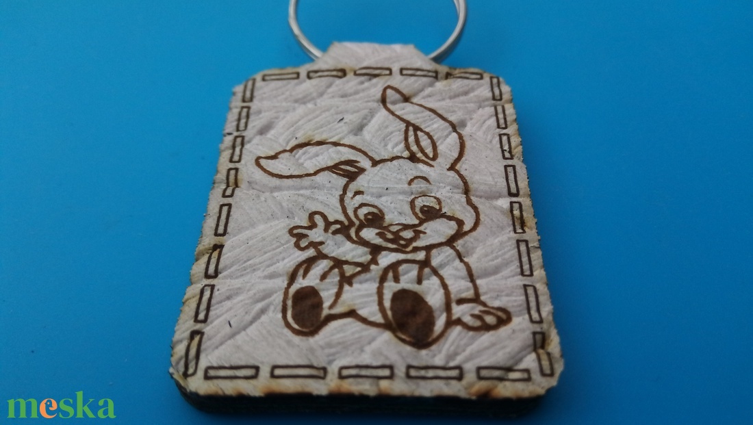 Húsvéti kulcstartó műbőr alappal, ülő, integető nyuszi mintával.  - táska & tok - kulcstartó & táskadísz - kulcstartó - Meska.hu