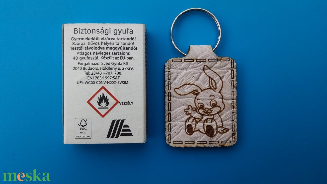 Húsvéti kulcstartó műbőr alappal, ülő, integető nyuszi mintával.  - táska & tok - kulcstartó & táskadísz - kulcstartó - Meska.hu
