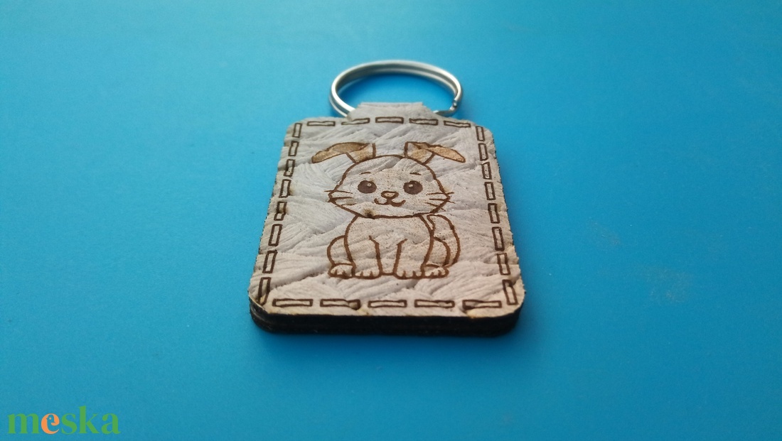 Húsvéti nyuszis kulcstartó. Műbőr alap, cuki, gravírozott nyuszi minta gyereknek. - táska & tok - kulcstartó & táskadísz - kulcstartó - Meska.hu