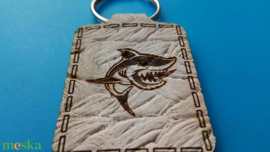 Cápa kulcstartó műbőr alappal. Félelmetes kulcsőrző a zsebdben. - táska & tok - kulcstartó & táskadísz - kulcstartó - Meska.hu