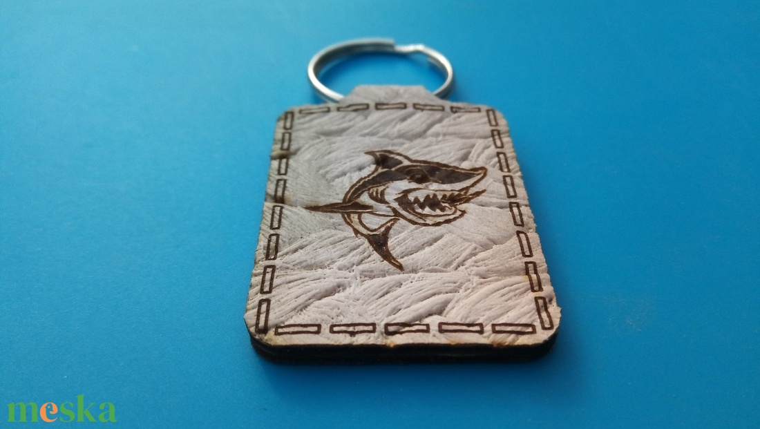 Cápa kulcstartó műbőr alappal. Félelmetes kulcsőrző a zsebdben. - táska & tok - kulcstartó & táskadísz - kulcstartó - Meska.hu